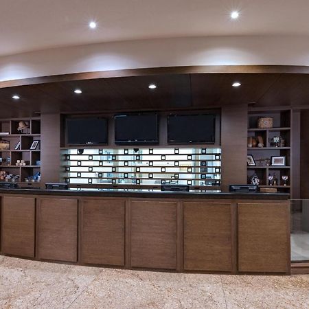 Four Points By Sheraton Galerias Monterrey Eksteriør billede The reception desk at the library