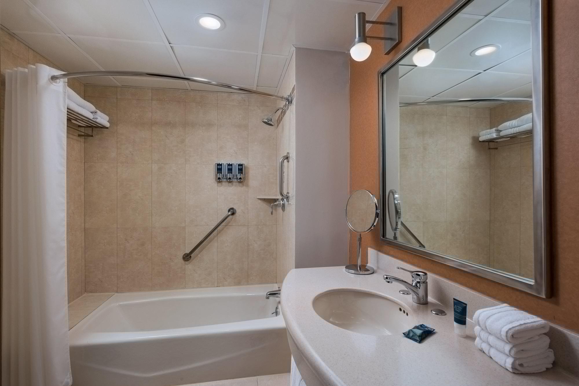 Four Points By Sheraton Galerias Monterrey Eksteriør billede A bathroom in a hotel