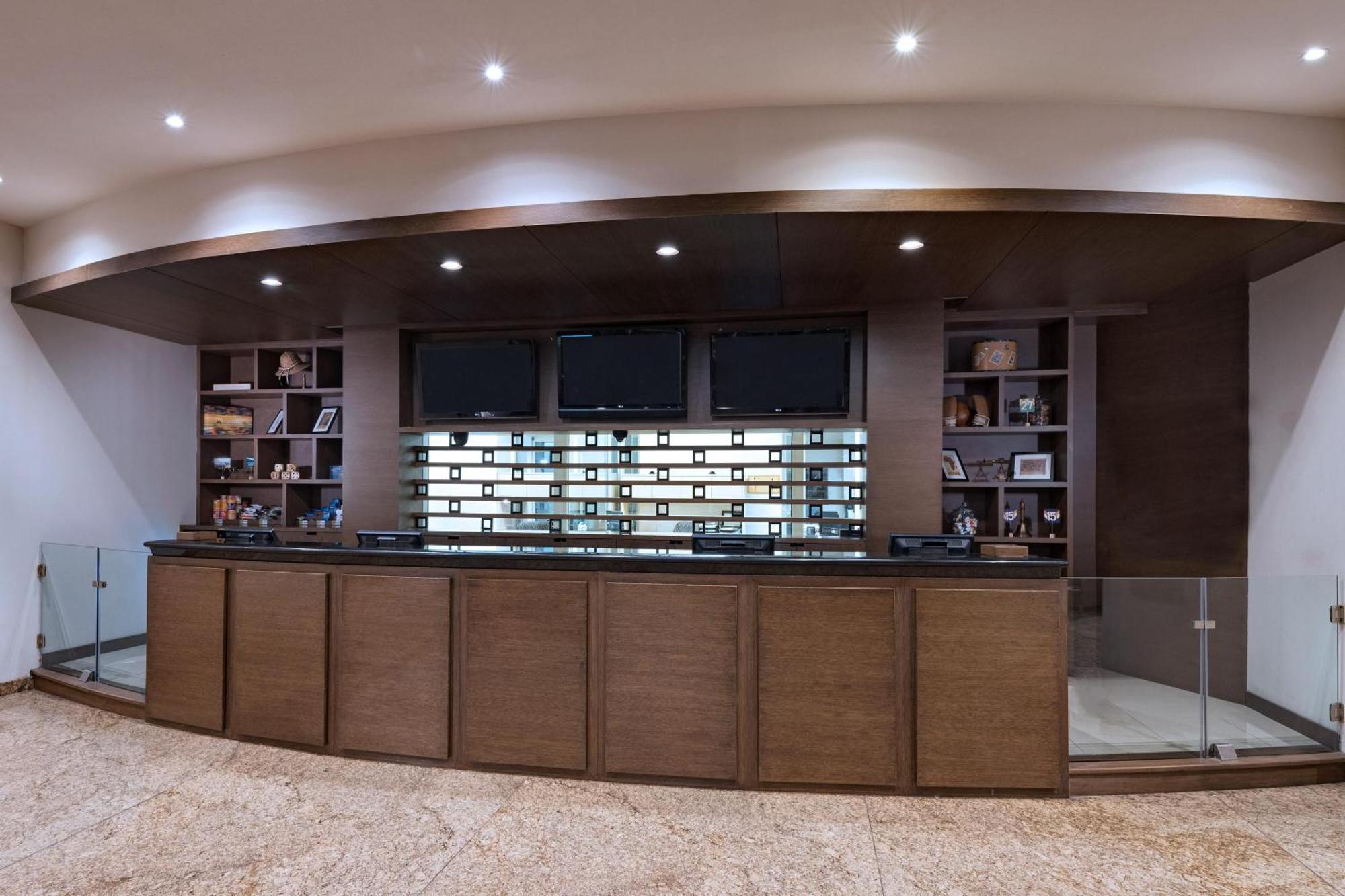 Four Points By Sheraton Galerias Monterrey Eksteriør billede The reception desk at the library